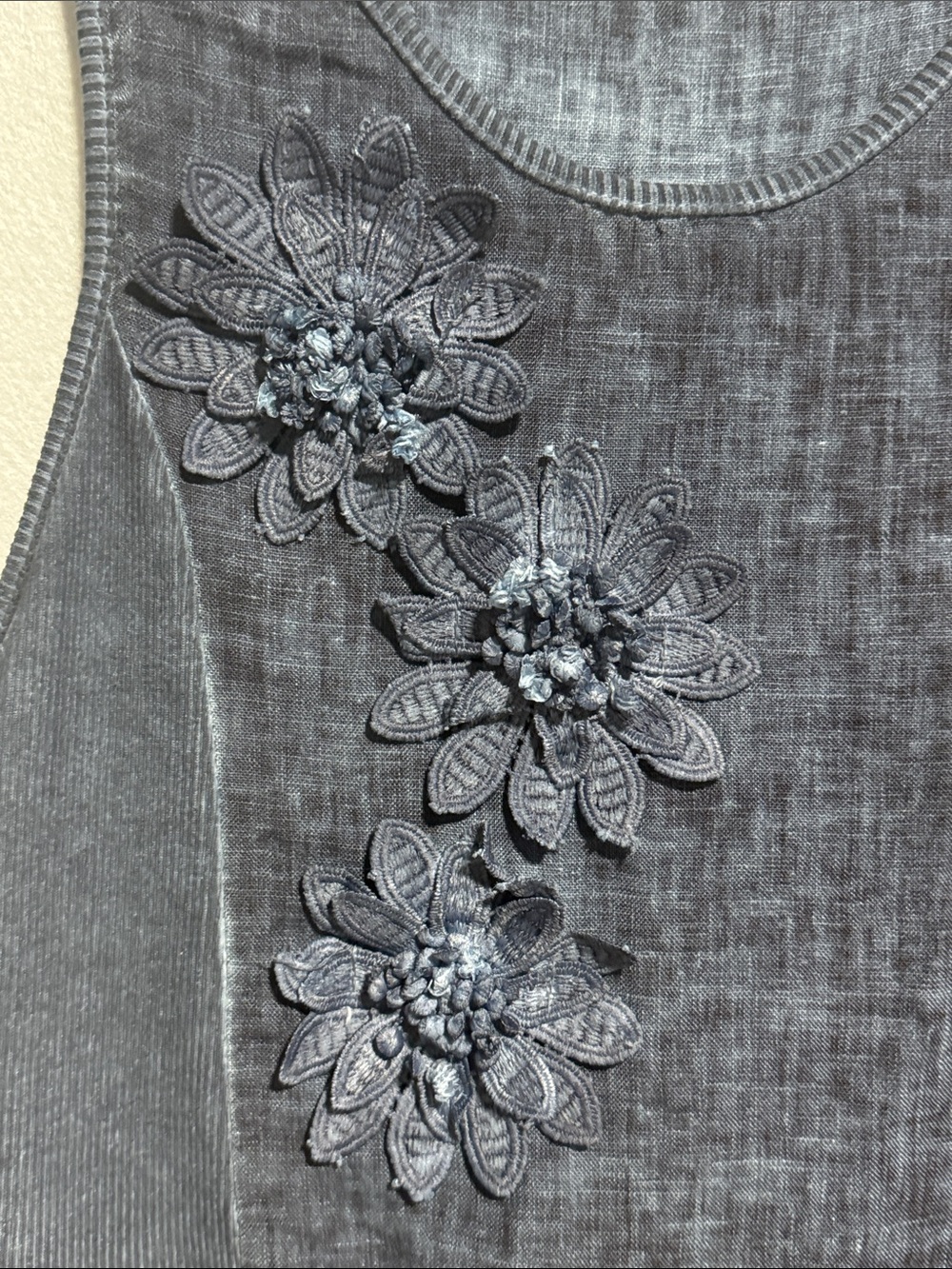 Angela Mara Sleeveless Slate Floral-Appliqué Linen Dress - Picture 3 of 6